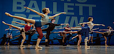 Tänzer*innen beim Training auf der Bühne der Staatsoper Unter den Linden.