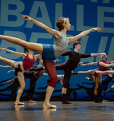 Training zum Zuschauen Tänzer*innen beim Training auf der Bühne der Staatsoper Unter den Linden.