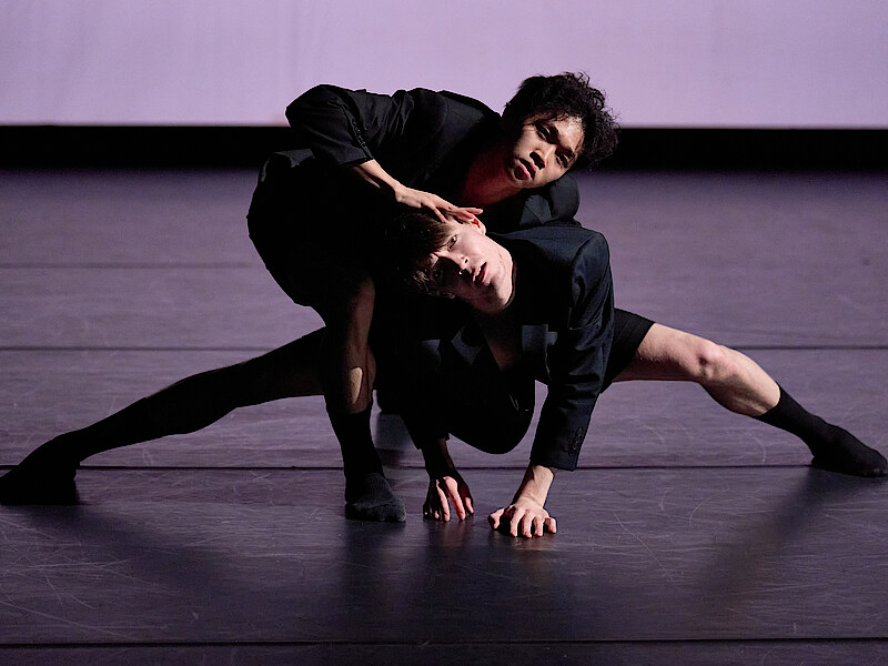 Zwei tanzende Männer