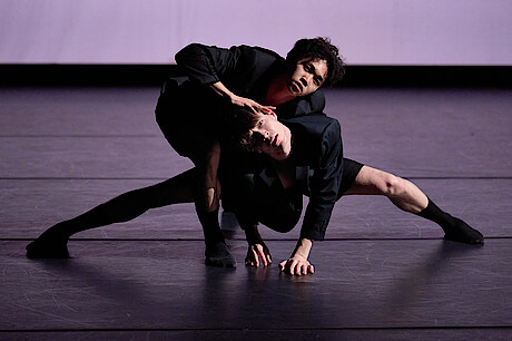 Zwei tanzende Männer