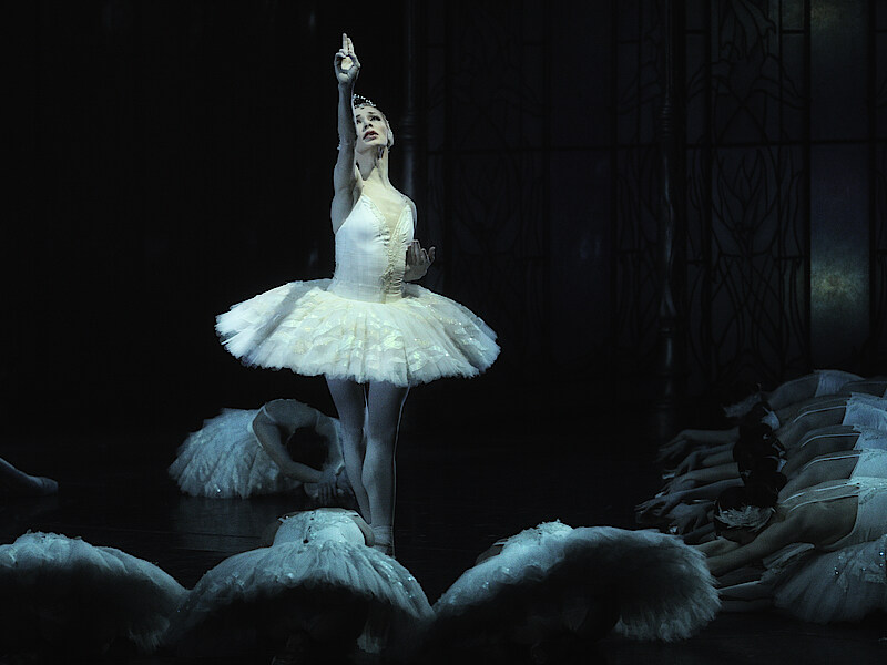 Iana Salenko als Odette, umringt von tanzenden Schwänen.