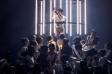 Tänzerin vor Lichtsäule