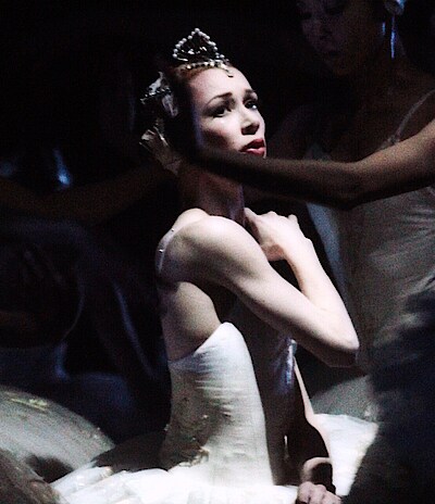 Iana Salenko als Odette, umringt vom Corps de ballet