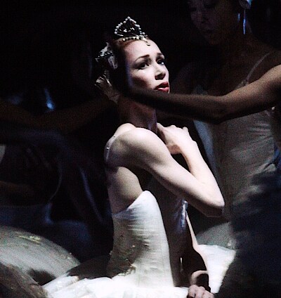 Iana Salenko als Odette, umringt vom Corps de ballet