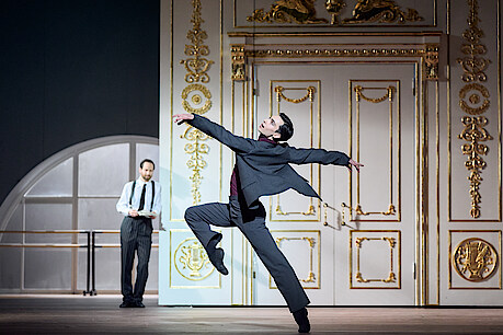 Tänzer vor goldener Tür