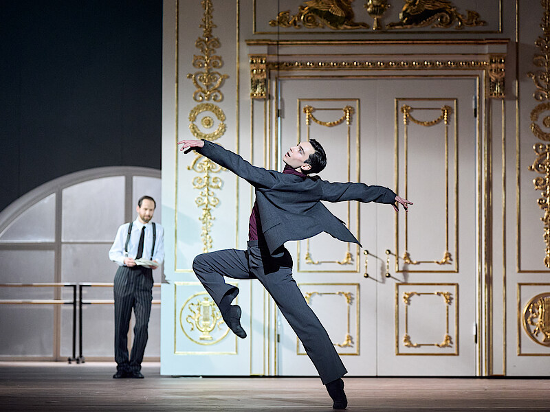 Nurejew Tänzer vor goldener Tür