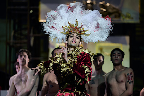 Tänzer als Sonnengott
