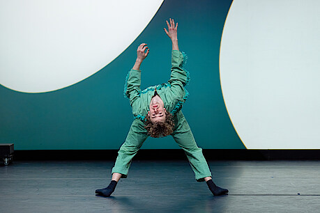 Tänzer in großer Rückenbeuge