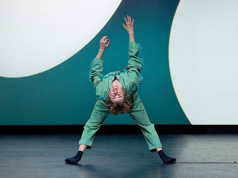 Tänzer in großer Rückenbeuge