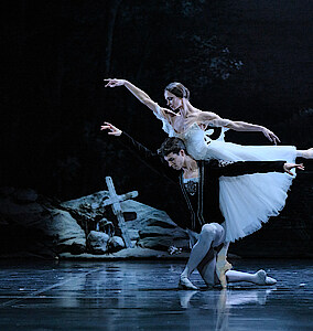 Polina Semionova als Giselle über dem knienden Martin ten Kortenaar als Albrecht gebeugt.