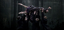 Weronika Frodyma als Emma Bovary wird von Tänzern in schwarzen Anzügen getragen