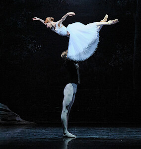 Kalle Wigle als Albrecht hebt Iana Salenko als Giselle über seinen Kopf.